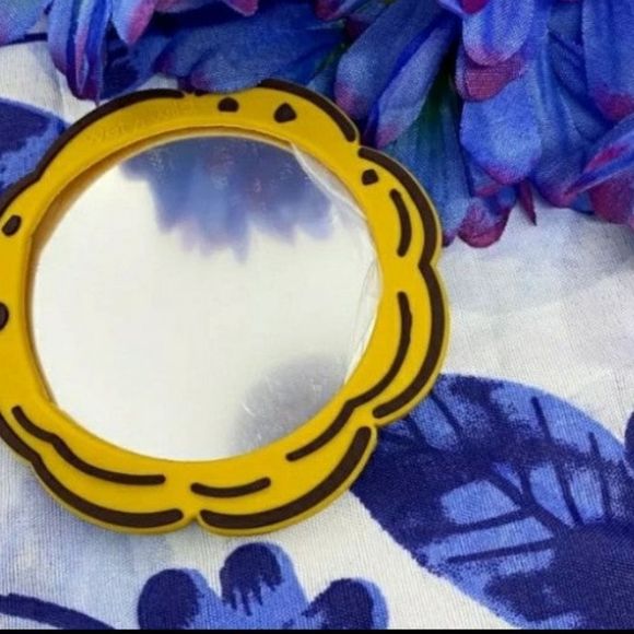 Wet-N-Wild X Sesame Street Me Want Cookies Compact Mirror - Picture 4 of 9